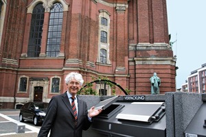  Pastor Röder ist über das unauffällige Sammelsystem am Hamburger Michel hocherfreut 