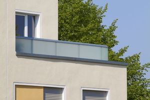  Die mit Putzfaschen versehenen ­Oberflächen sowie die farbig abgesetzten Fensterbänder ­verstärken den hochwertigen Gesamteindruck 